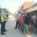 Sambangi Pak Ogah, Polisi ini Berikan Himbauan