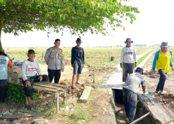 Optimalkan Pembangunan, Bhabinkamtibmas Polsek Pamanukan Awasi Penggunaan Dana Desa