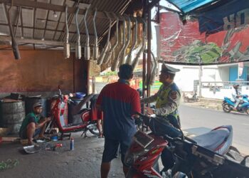 Tekan Penggunaan Knalpot Brong, Unit Lantas Polsek Pamanukan Sambangi Toko Aksesoris Motor