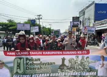 Sinergitas TNI-Polri Pamanukan Ikuti Pawai Alegoris Puncak HUT Kabupaten Subang ke 75