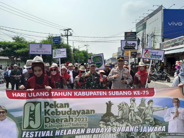 Sinergitas TNI-Polri Pamanukan Ikuti Pawai Alegoris Puncak HUT Kabupaten Subang ke 75