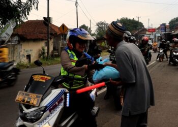 Patroli Sore, TNI-POLRI di Subang Bagikan Sembako pada Masyarakat