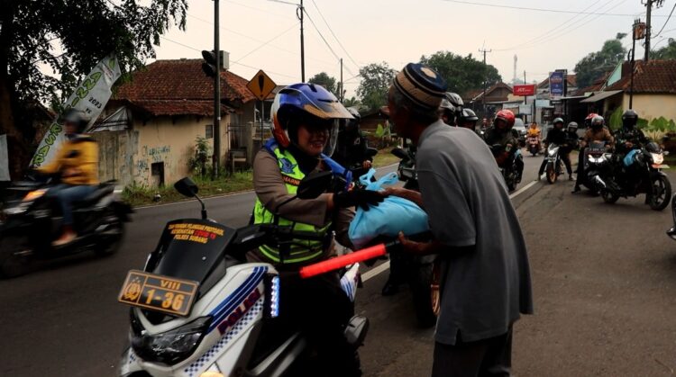 Patroli Sore, TNI-POLRI di Subang Bagikan Sembako pada Masyarakat