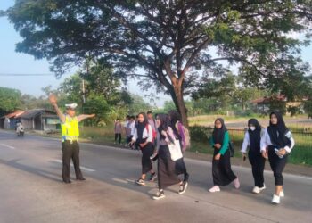 Protap Gatur, Polsek Pamanukan Berikan Kelancaran Lalu Lintas di Jalan Raya