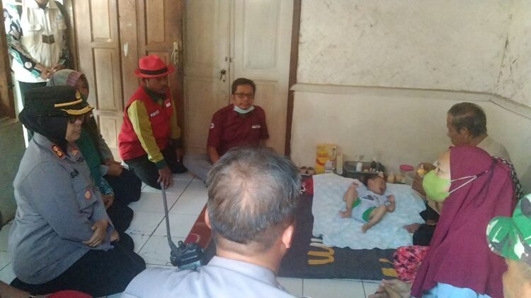Derita Sakit Sejak Lahir, Anak 26 Bulan Asal Purwadadi Dijenguk Kapolres Subang