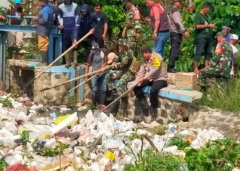 TNI dan Polri di Pamanukan bergotong-royong bersihkan Tumpukan Sampah di Aliran Sungai Cigadung