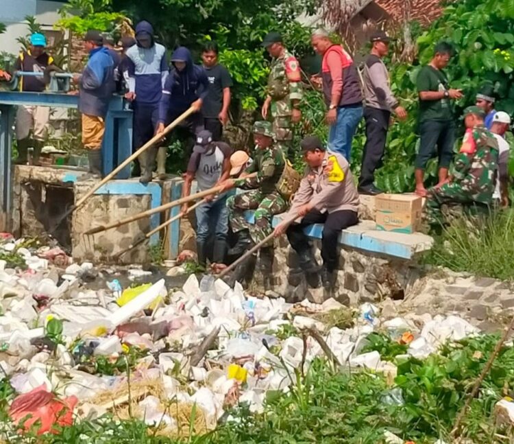 TNI dan Polri di Pamanukan bergotong-royong bersihkan Tumpukan Sampah di Aliran Sungai Cigadung