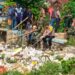 TNI dan Polri di Pamanukan bergotong-royong bersihkan Tumpukan Sampah di Aliran Sungai Cigadung