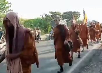32 Biksu Berjalan Kaki di Jalan Pantura Subang Menuju Borobudur