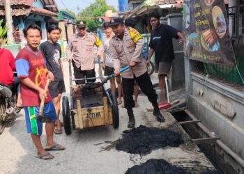 Semangat Gotong Royong, Bhabinkamtibmas dan Polisi RW Polsek Pamanukan Bantu Bersihkan Selokan
