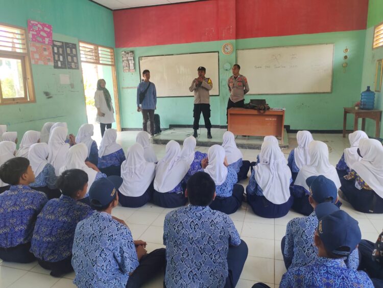 Tekan Kenakalan Remaja, Bhabinkamtibmas Polsek Pamanukan Berikan Binluh Pada Pelajar SMPN 2 Pamanukan