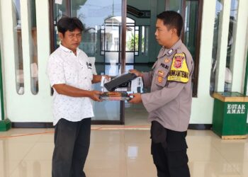 Sambangi Marbot Masjid, Bhabinkamtibmas Polsek Pamanukan Bagikan Kain Sarung