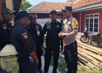 Bhabinkamtibmas Polsek Pamanukan Berikan Arahan Kamtibmas Kepada Linmas Desa Lengkongjaya