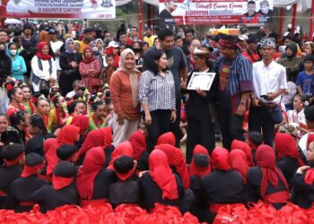 Lestarikan Seni Budaya Sunda di Era Modern, Mang Ayi Diganjar Penghargaan pada Gelaran Seni Budaya dan Festival Jajanan Sumedang