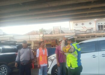Sambangi Pak Ogah, Polisi Lalu Lintas di Pamanukan Berikan Himbauan