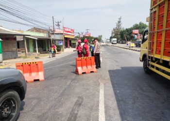 Unit Patroli Polsek Pamanukan Berikan Himbauan Kamtibmas kepada Petugas Proyek Jalan Pantura