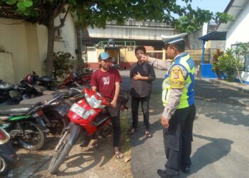 Tekan Angka Fatalitas Kecelakaan, Unit Lantas Polsek Pamanukan Berikan Edukasi Menggunakan Helm pada Visitor