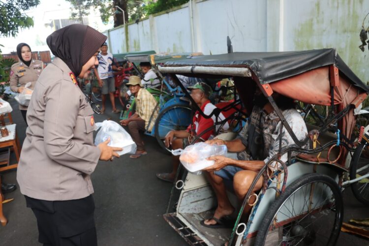 Berbagi Kebahagiaan di Pagi Hari, Kapolres Subang Ajak Puluhan Tukang Becak Sarapan Bareng