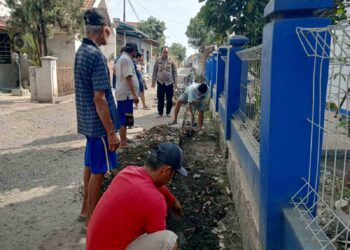 Hadir di Tengah Masyarakat, Kapolsek Pamanukan Bantu Bersihkan Selokan