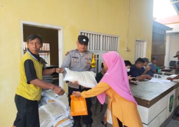 Polisi RW Polsek Pamanukan Monitoring Pembagian Beras Bansos