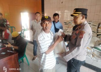 Berikan Rasa Aman Pada Warga, Kapolsek Pamanukan Turun Langsung Monitoring Pembagian Beras Bansos