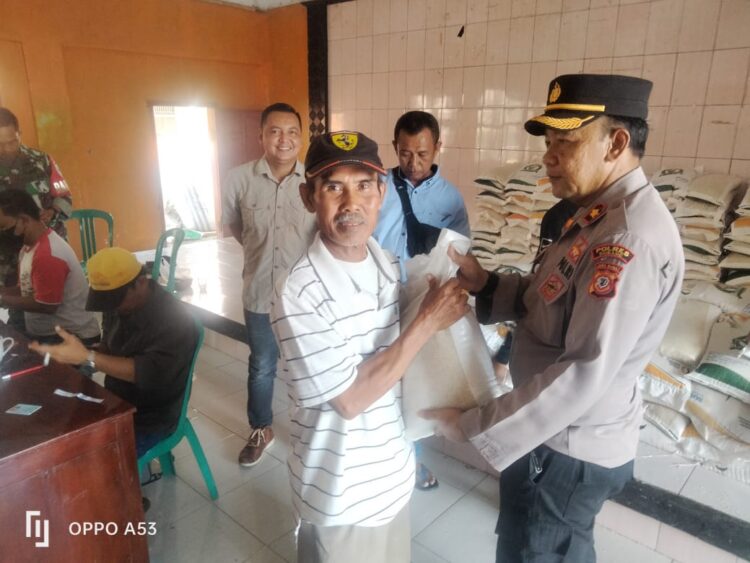 Berikan Rasa Aman Pada Warga, Kapolsek Pamanukan Turun Langsung Monitoring Pembagian Beras Bansos