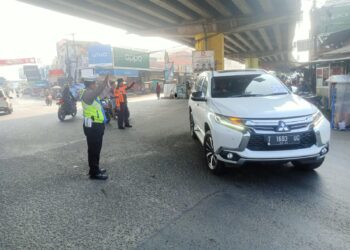 Polisi-Dishub Atur Lalin di Simpang Empat Fly Over Pamanukan yang Rawan Keramaian