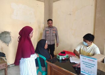 Polisi di Pamanukan Monitoring Pengobatan Gratis di Desa Anggasari