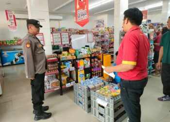 Sambangi Mini Market, Patroli Polsek Pamanukan Lakukan Dialogis Kamtibmas