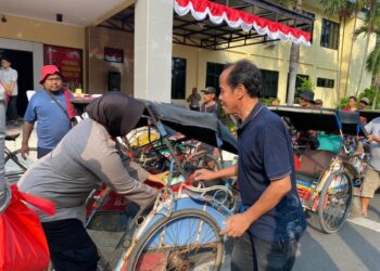 Berbagi Kebahagiaan bersama Tukang Becak Salah Satu Cara AKBP Sumarni Peringati Hari Bhayangkara Ke-77 Tahun 2023