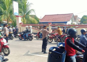 Wujud Pelayanan Prima, Kapolsek Pamanukan Turun Langsung Atur Lalin Saat Iringan Jenazah Warga Melintas di Jalan Raya
