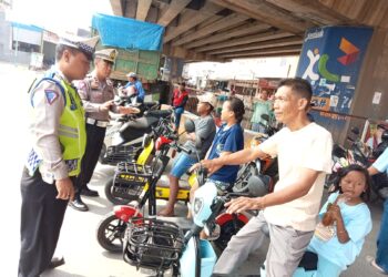 Polisi di Pamanukan Tegur Anak-Anak Kendarai Sepeda Listrik di Jalan Raya