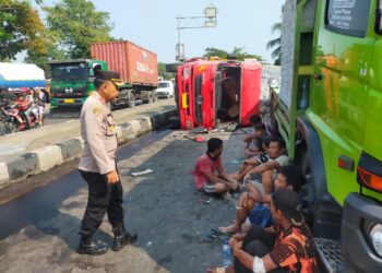 Gerak Cepat, Kapolsek Pamanukan Turun Langsung Bantu Mobil Alami Kecelakaan di Jalur Pantura