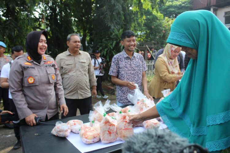 Harga Daging Ayam Mahal, Polres Subang Bantu Warga dengan Gelar Pasar Murah
