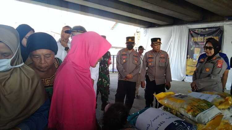 Ringankan Masyarakat dalam Memenuhi Kebutuhan Pokok, Pasar Murah Polres Subang Diserbu Ratusan Ibu-Ibu