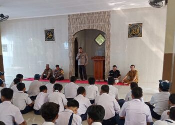 Sambangi Sekolah, Kapolsek Binong Ajak Pelajar Jaga Kamtibmas