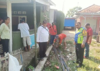 Bhabinkamtibmas Polsek Pamanukan Cek Progres Rutilahu Warga Desa Binaannya