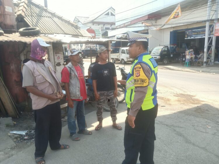 Sambangi Pak Ogah, Unit Lalu Lintas Polsek Pamanukan Berikan Himbauan