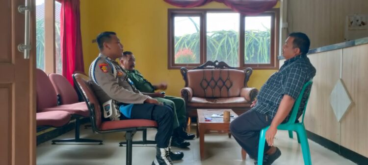 Bhabinkamtibmas Polsek Pamanukan Sambang Desa, Sampaikan Pesan Kamtibmas