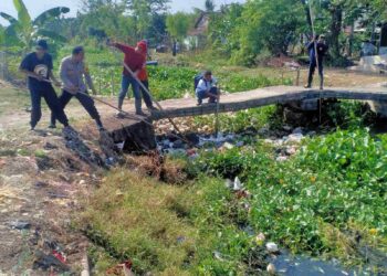 Cinta Kebersihan, Bhabinkamtibmas Polsek Pamanukan Gotong Royong Bersihkan Sampah bersama Warga