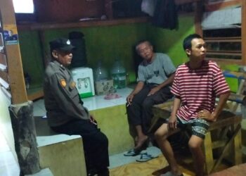Tingkatkan Kamtibmas Lingkungan, Unit Patroli Sabhara Polsek Pamanukan Ngawadul Bari Ngopi di Pos Ronda