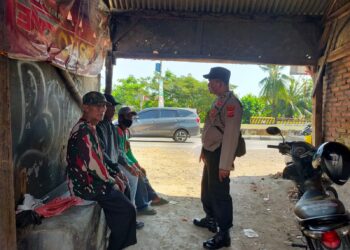 Sambangi Warga yang Berkumpul di Pinggir Jalan, Personel Unit Patroli Sabhara Polsek Pamanukan Ajak Warga Tertib Berlalulintas