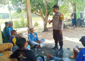Sambangi Warga, Bhabinkamtibmas Himbau Warga Tingkatkan Pengawasan Kamtibmas