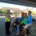 Polisi Hentikan Pengendara Sepeda Motor Bonceng Tiga dan Tidak Pakai Helm