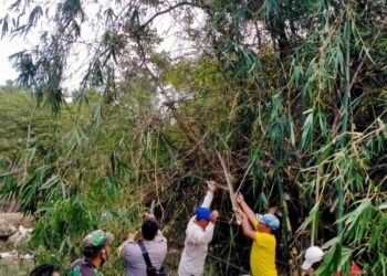 Sinergi Bersama Perangkat Desa, Bhabinkamtibmas Polsek Binong Gotong Royong Bersihkan Lingkungan 
