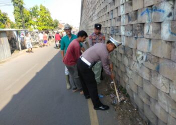 Peduli Kebersihan Lingkungan, bersama Perangkat Desa dan Masyarakat Polsek Pamanukan Gelar Kerja Bakti