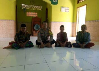 Pererat tali silaturrahmi dengan tokoh agama, Bhabinkamtibmas Polsek Binong Berikan Himbauan Kamtibmas