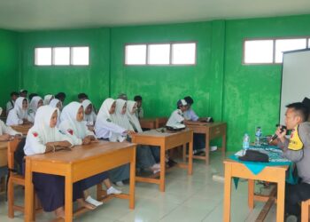 Bhabinkamtibmas Polsek Binong Polres Subang Sampaikan Penyuluhan Hukum Tentang Kenakalan Remaja, Di SMK Ansoruna