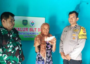 Pembagian BLT DD, Bhabinkamtibmas Lakukan Pengamanan