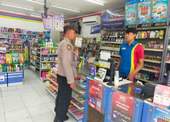 Sambangi Minimarket, Unit Patroli Sabhara Polsek Pamanukan Sampaikan Pesan Kamtibmas